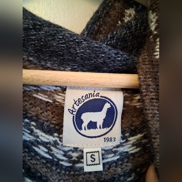 Cozy Patterned Hooded Women's Sweater - Charcoal Gray & Brown - Picture 5 of 6